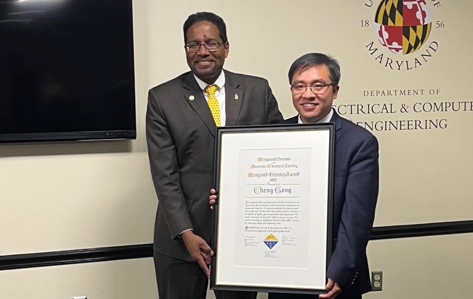 Professor Cheng Gong is presented with Maryland Chemist of the Year award by President Pines
